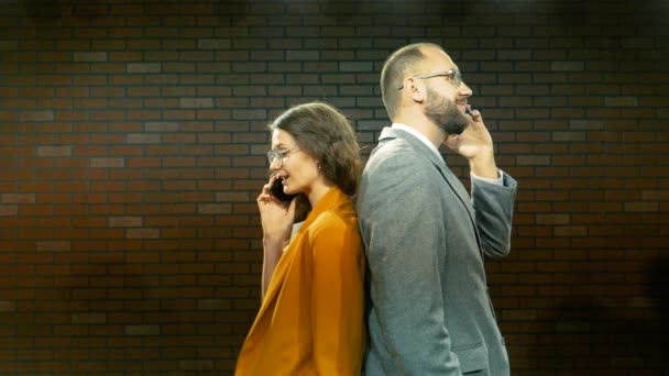 Ένας Άνδρας Και Μια Γυναίκα Μιλούν Στο Τηλέφωνο Τις Πλάτες — Αρχείο Βίντεο