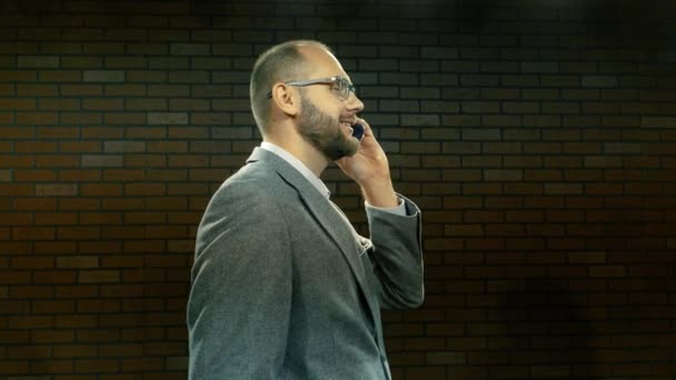 Mannen i glasögon talar via telefon 06 — Stockvideo