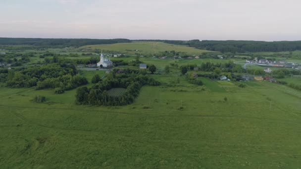 Chiesa nel villaggio russo aero video 02 — Video Stock