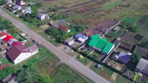 Velha Igreja Aldeia Russa Filmagem Vídeo Aero Verão Prados Verdes — Vídeo de Stock