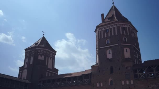 Bielorrússia Torres Castelo Antigo Contra Céu Azul Com Nuvens Castelo — Vídeo de Stock