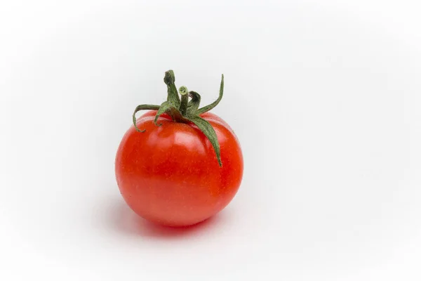 Tomate Cerise Unique Sur Fond Blanc — Photo