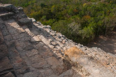 Coba Nohuch Mul büyük piramidin tepesine turist en popüler etkinlik tırmanma. 120 dar ve dik adımları yukarıda kaldı. Coba, Meksika, Yucatan