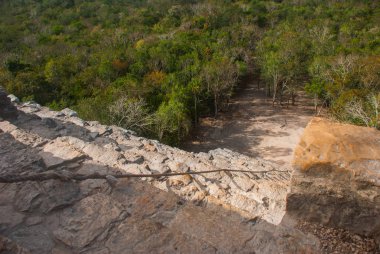 Coba, Meksika. Antik Maya şehir Meksika Hava görünümünü. Coba bir arkeolojik alan ve Yucatan Yarımadası'nın ünlü bir dönüm noktası olduğunu. Orman Meksika pyramids çevresinde