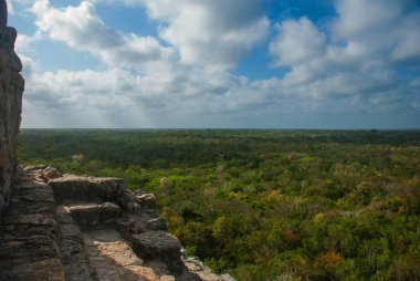 Coba Nohuch Mul büyük piramidin tepesine turist en popüler etkinlik tırmanma. 120 dar ve dik adımları yukarıda kaldı. Coba, Meksika, Yucatan
