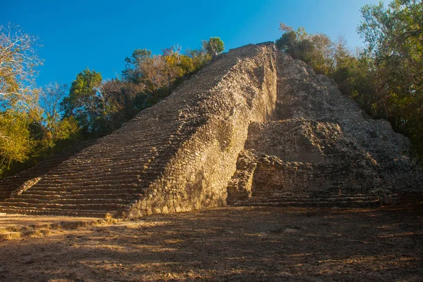 墨西哥科巴 尤卡坦坦 科巴的玛雅 诺霍克 穆勒金字塔 楼上有120步狭窄陡峭的台阶 爬上山顶是游客最喜欢的活动 — 图库照片