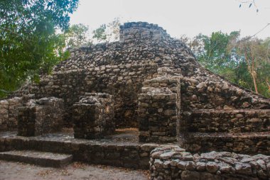 Coba, Meksika, Yucatan: Arkeoloji kompleksi, kalıntıları ve Antik Maya şehirde piramitleri.