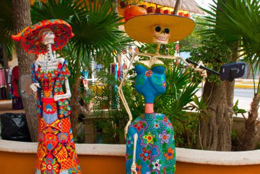 Tulum, Quintana Roo, Meksika: Ölüm Catrina Hediyelik eşya dükkanından girişinde Tanrıça heykelleri. Ölülerin günü ana karakteri.