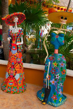 Tulum, Quintana Roo, Meksika: Ölüm Catrina Hediyelik eşya dükkanından girişinde Tanrıça heykelleri. Ölülerin günü ana karakteri.