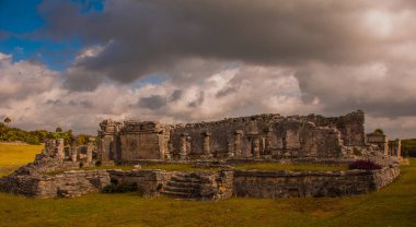 Maya harabelerini Tulum, Meksika için. Kalıntılar üzerinde uzun boylu Karayip Denizi uçurumlarda inşa edildi. Tulum inşa ve Maya yaşadığı son şehirlerinden biriydi. Riviera Maya, Yucatan.