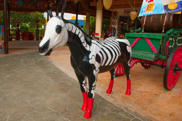 Tulum Mexico Sculpture Horse Painted Skeleton Bones Carries Cart Tourist — Stock Photo, Image