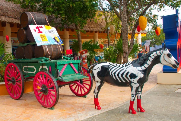 Tulum, Meksika: Bones, taşır sepeti turizm alanında bir boyalı bir iskelet ile bir at heykel.