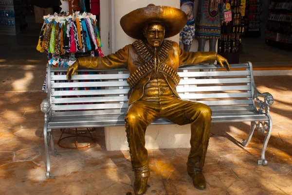 Tulum Mexiko Bronzeskulptur Eines Mexikanischen Guerillahelden Mit Sombrero Und Pistolen — Stockfoto