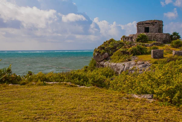トゥルム メキシコ ユカタン半島のマヤ遺跡 遺跡はカリブの海で背の高い崖の上に造られました トゥルム構築し マヤが住んで最後の都市の一つであった — ストック写真