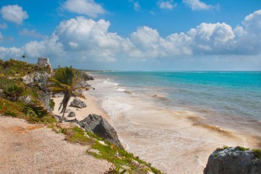 Rüzgarlar Tapınağı tanrısı. Karayip Denizi'nin manzaralarına sahip güzel bir manzara Panoraması. Tulum, Meksika, Yucatan, Riviera Maya.