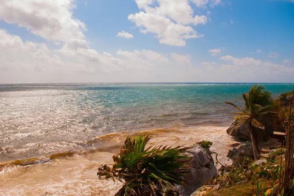 图卢姆的废墟 墨西哥俯瞰加勒比海的里维埃拉玛雅空中景观 图卢姆海滩金塔纳罗奥墨西哥 无人驾驶飞机射击 白沙滩和土伦的废墟 — 图库照片