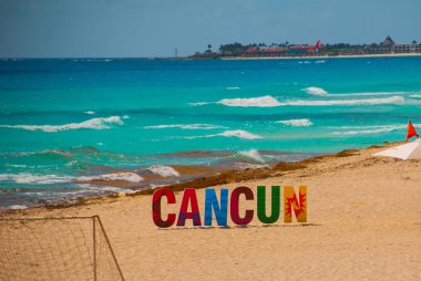 Korkunç pis plaj ve Karayip Denizi Tina, deniz yosunu ve Cancun çöpte. Meksika.