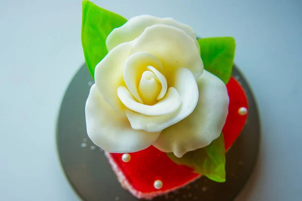 Rose Blanche Aux Feuilles Vertes Sur Cœur Marmelade Rouge Délicieux — Photo