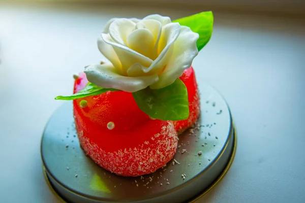 Rose Blanche Aux Feuilles Vertes Sur Cœur Marmelade Rouge Délicieux — Photo