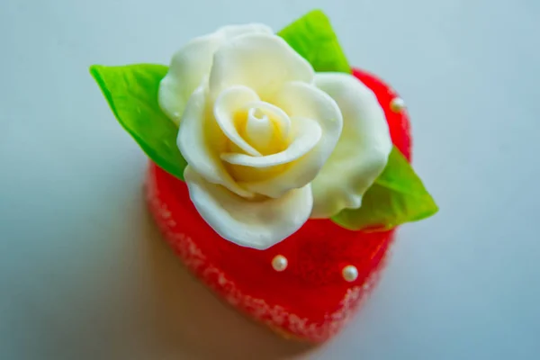 Rose Blanche Aux Feuilles Vertes Sur Cœur Marmelade Rouge Délicieux — Photo