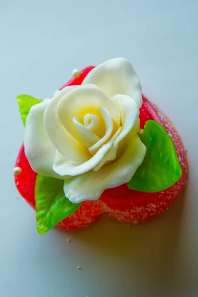 Rose Blanche Aux Feuilles Vertes Sur Cœur Marmelade Rouge Délicieux — Photo