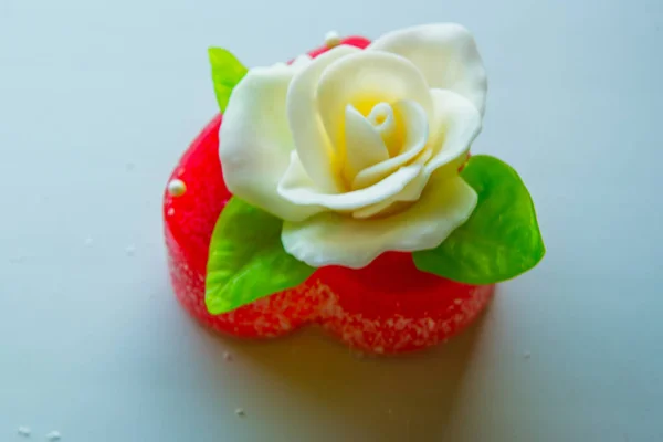 Rosa Blanca Con Hojas Verdes Corazón Mermelada Roja Deliciosos Dulces — Foto de Stock