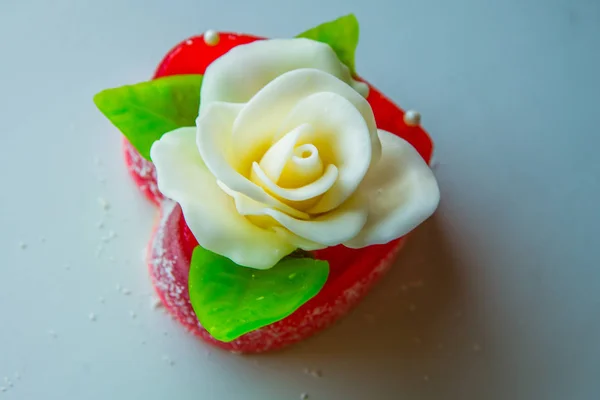 Rose Blanche Aux Feuilles Vertes Sur Cœur Marmelade Rouge Délicieux — Photo