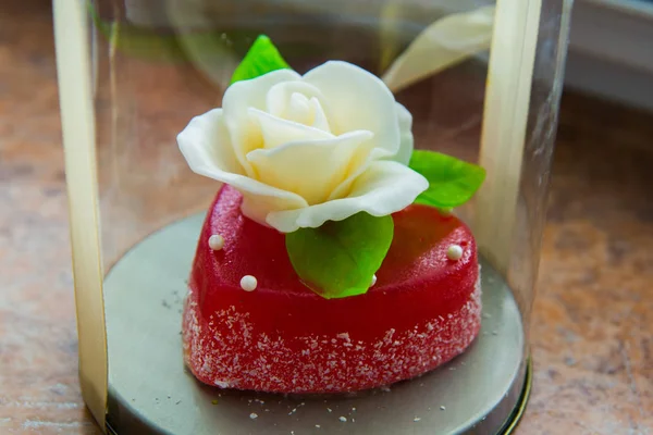 Rose Blanche Aux Feuilles Vertes Sur Cœur Marmelade Rouge Délicieux — Photo