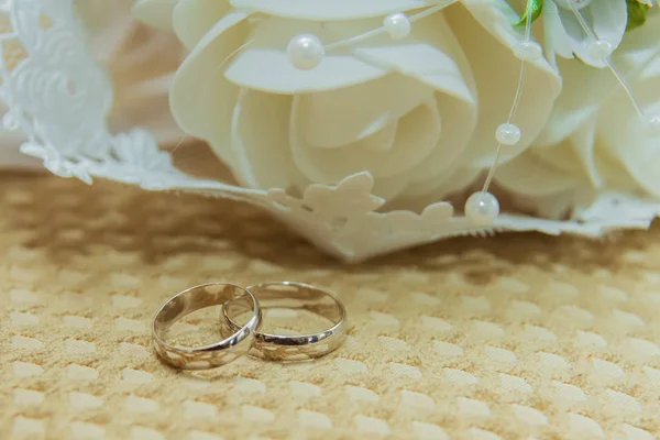 Dois Belos Anéis Ouro Noiva Noivo Estão Perto Buquê Flores — Fotografia de Stock