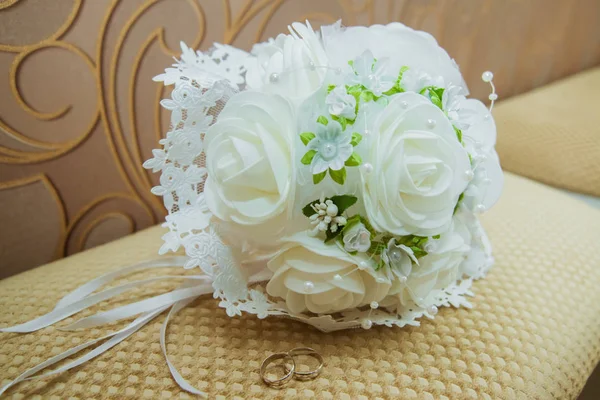 Zwei Wunderschöne Goldringe Des Brautpaares Liegen Neben Einem Blumenstrauß — Stockfoto