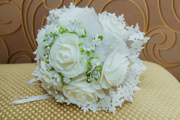 Brautstrauß Aus Weißen Rosen Mit Künstlichen Blumen — Stockfoto