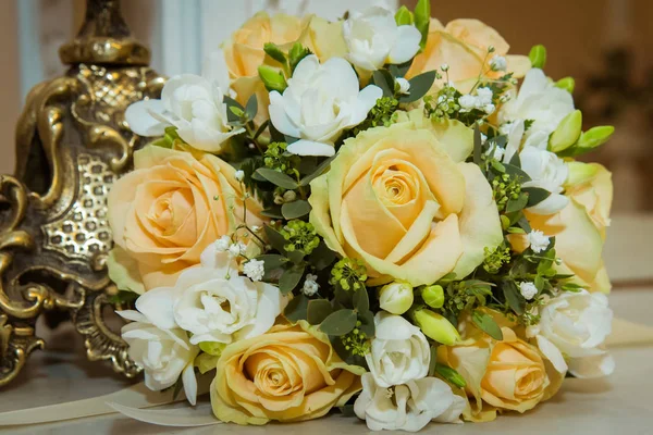 Hermoso Ramo Novia Con Rosas Amarillas Flores Blancas Día Boda — Foto de Stock
