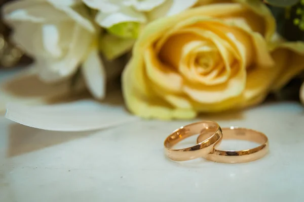 Dois Belos Anéis Ouro Noiva Noivo Estão Perto Buquê Flores — Fotografia de Stock