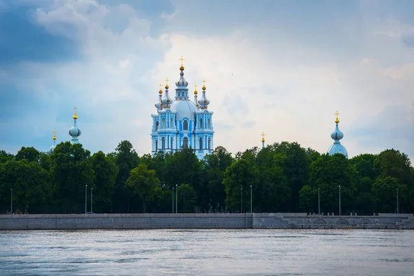 スモーリヌイ聖堂。ネヴァ川、バック グラウンドで復活のスモーリヌイ修道院。サンクトペテルブルク、ロシア — ストック写真