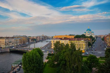 Şehir, Trinity Katedrali, köprüler ve Fontanka Nehri Panoraması üstten görünüm. Rusya, Saint-Petersburg