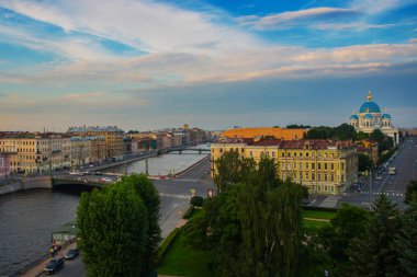 Rusya, St. Petersburg. Trinity Katedrali, Kryukov kanal ve köprü görünümü.