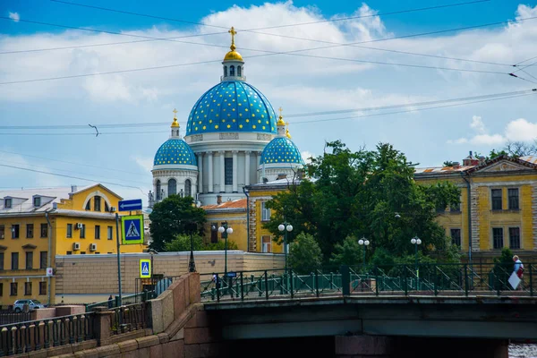 蓝色圆顶与黄色星 三位一体大教堂 城市的看法在俄国 圣彼得堡 — 图库照片