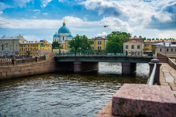 空と雲の背景 クリュコフ運河と橋の眺望にトリニティ大聖堂 ロシア サンクトペテルブルク — ストック写真