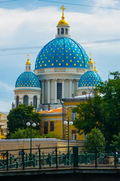 Blå Kupler Med Gule Stjerner Trefoldighetskatedral Utsikt Byen Russland Petersburg – stockfoto