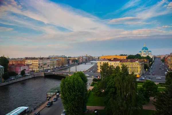 Şehir, Trinity Katedrali, köprüler ve Fontanka Nehri Panoraması üstten görünüm. Rusya, St Petersburg — Stok fotoğraf