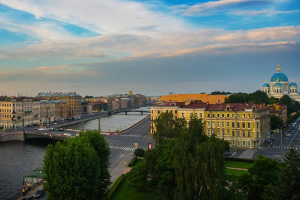 Akşam şehre yukarıdan görünüm: çatı, Fontanka Nehri, köprü, Trinity Katedrali mavi kubbe. Rusya, St Petersburg — Stok fotoğraf