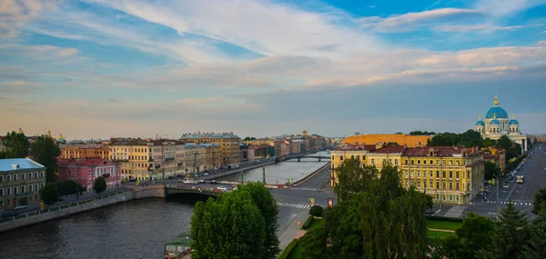 Akşam şehre yukarıdan görünüm: çatı, Fontanka Nehri, köprü, Trinity Katedrali mavi kubbe. Rusya, St Petersburg — Stok fotoğraf