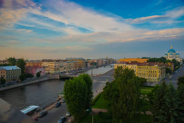 Üstten görünüm ev, köprüler, Fontanka Nehri, Trinity Katedrali. Akşam manzara şehir. Rusya, St Petersburg — Stok fotoğraf