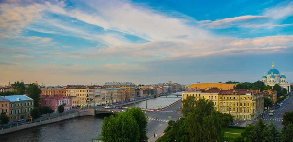 Üstten görünüm ev, köprüler, Fontanka Nehri, Trinity Katedrali. Akşam manzara şehir. Rusya, St Petersburg — Stok fotoğraf