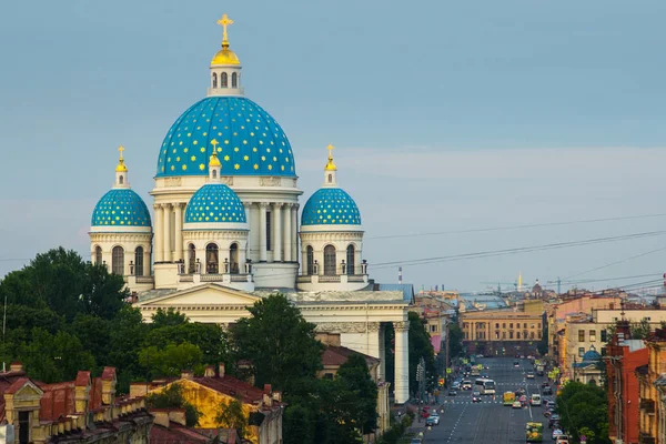 Blå kupler med gule stjerner. Utsikt over St. Petersburg-takene og Trefoldighetskatedralen i Izmailovo. Russland – stockfoto