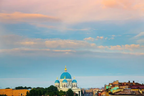 Krajobraz, wieczorne niebo i niebieski kopuły kopuły Katedry Trójcy. Rosja, Sankt Petersburg — Zdjęcie stockowe