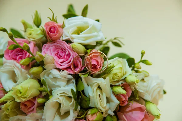 Altın alyans. Pembe güller ve beyaz çiçekler gelinler buket Romantik angajman iki elmas yüzük vardır — Stok fotoğraf