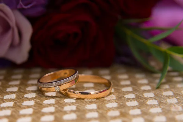 Twee gouden vintage bruiloft ringen met diamanten bruid en bruidegom — Stockfoto