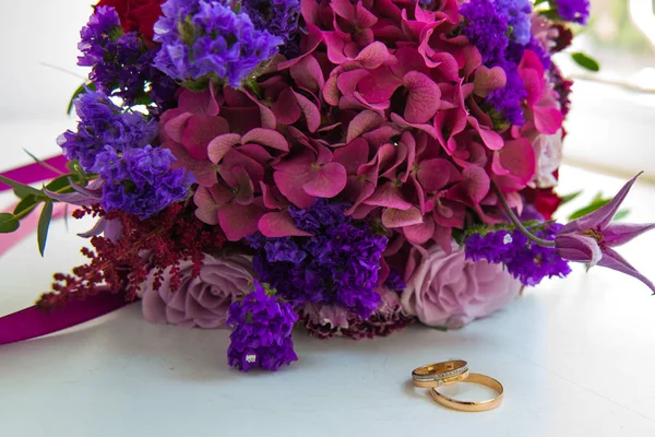 Två Guld Romantiska Vigselringar Med Diamanter Bruden Och Brudgummen Bredvid — Stockfoto