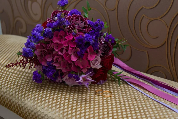 Two Gold Romantic Wedding Rings Diamonds Bride Groom Next Bouquet — Stock Photo, Image
